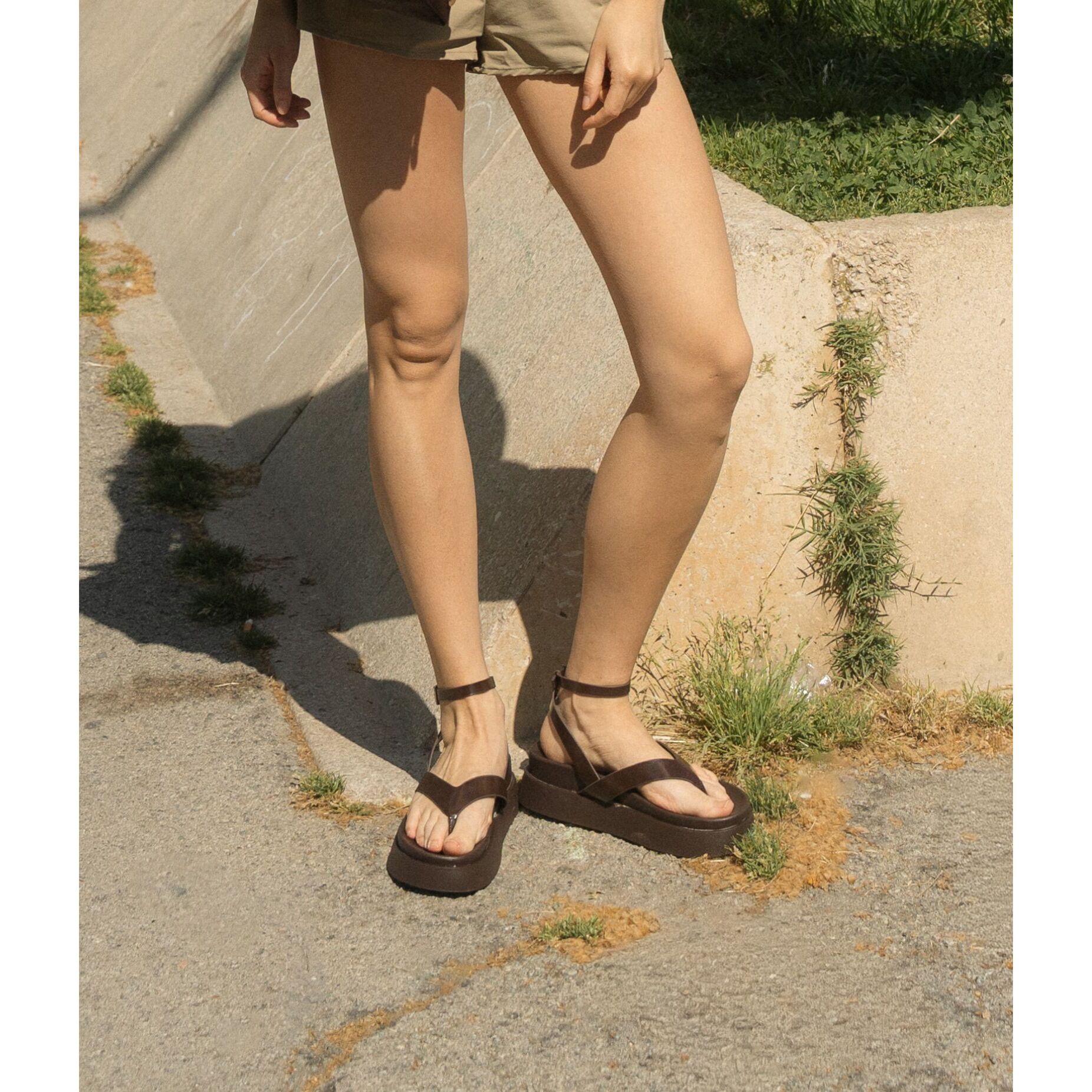 Sandalias de dedo marrones con plataforma