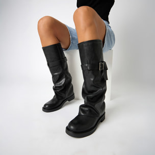 Biker nero con gambale sceso