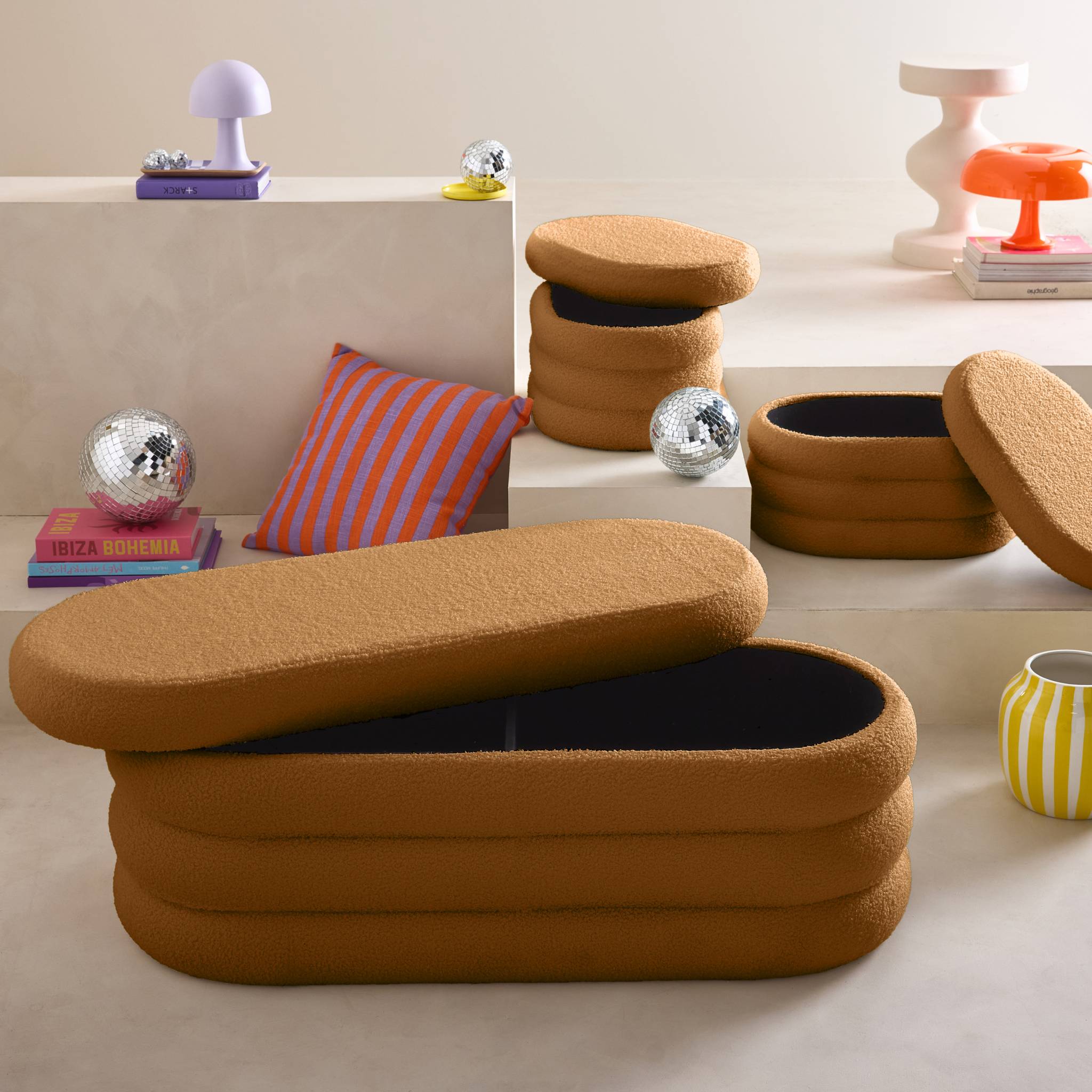 Banc coffre en bouclettes rouille avec 2 poufs ovales de rangement intégrés - L111cm