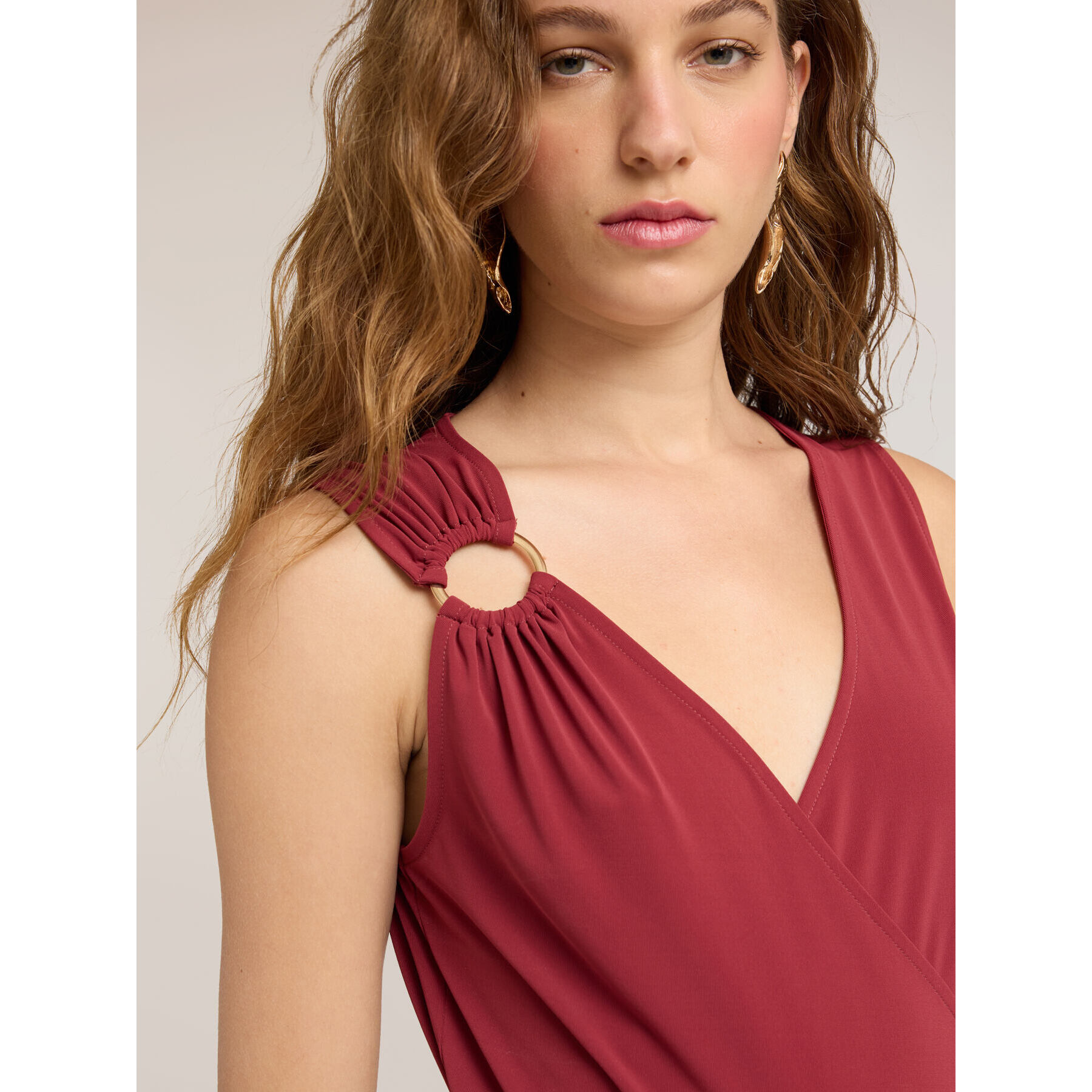 Motivi - Top body in jersey con drappeggio e anello metallico - Rosso