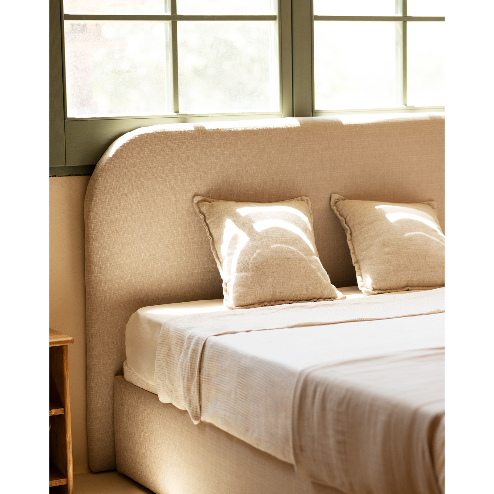 Lit coffre en ton beige pour les sommiers en différentes tailles