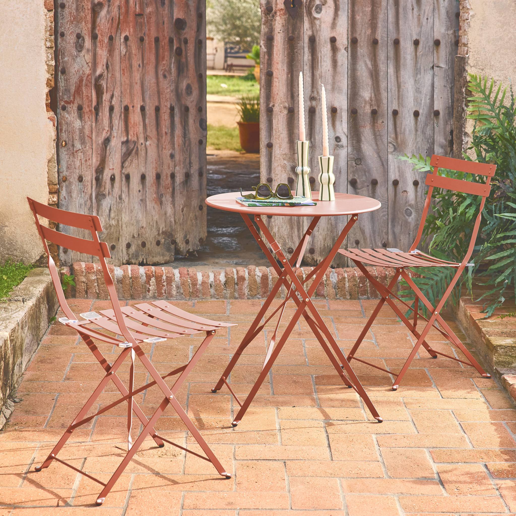 Table de jardin bistrot pliante métal + 2 assises terracotta Ø60 x 70cm. acier thermolaqué