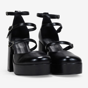 Zapatos de plataforma negros con tiras