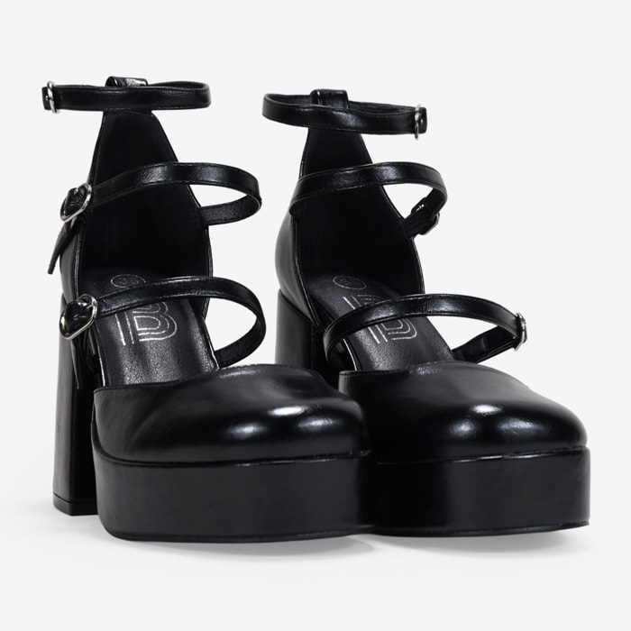 Zapatos de plataforma negros con tiras