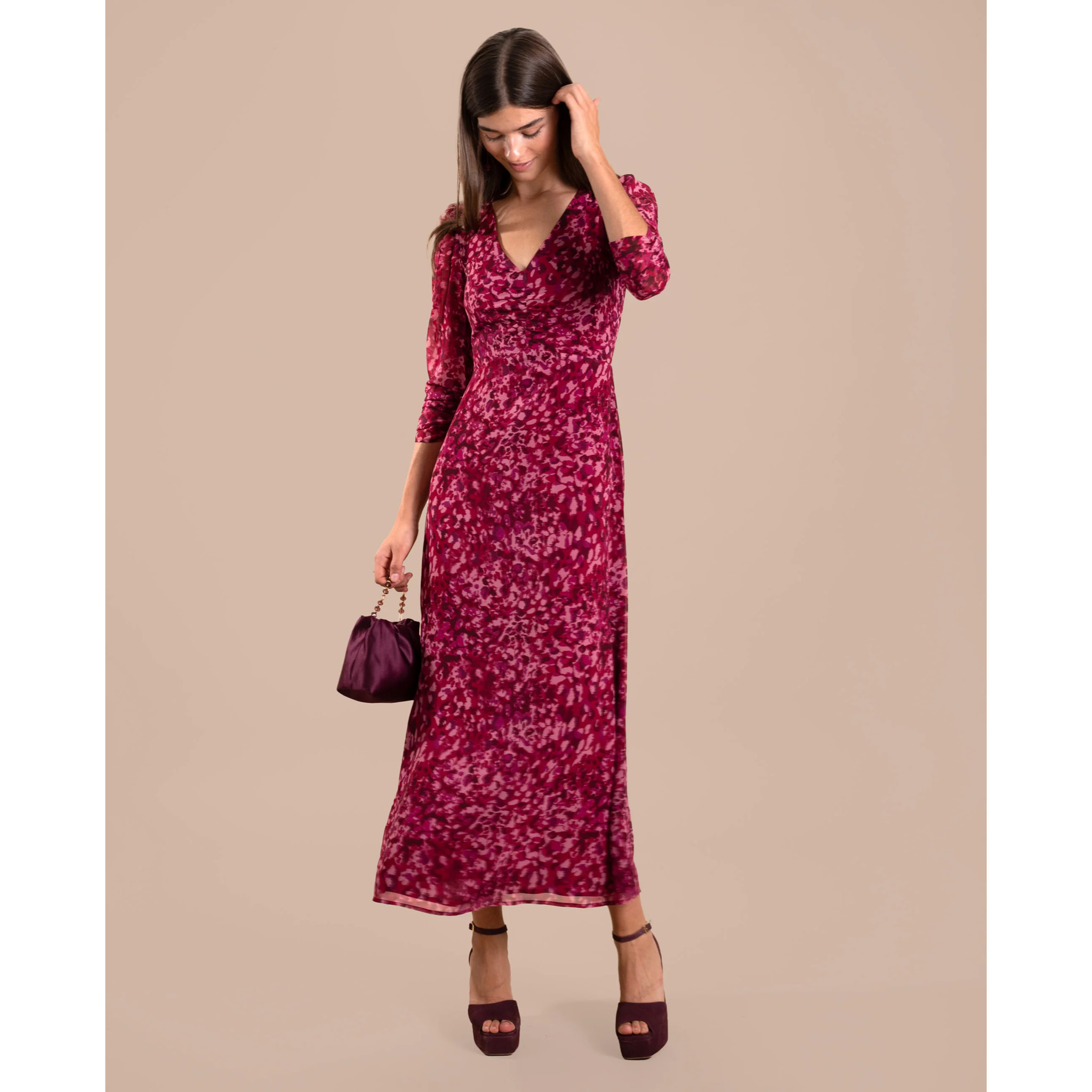 Vestido midi con manga y escote en pico