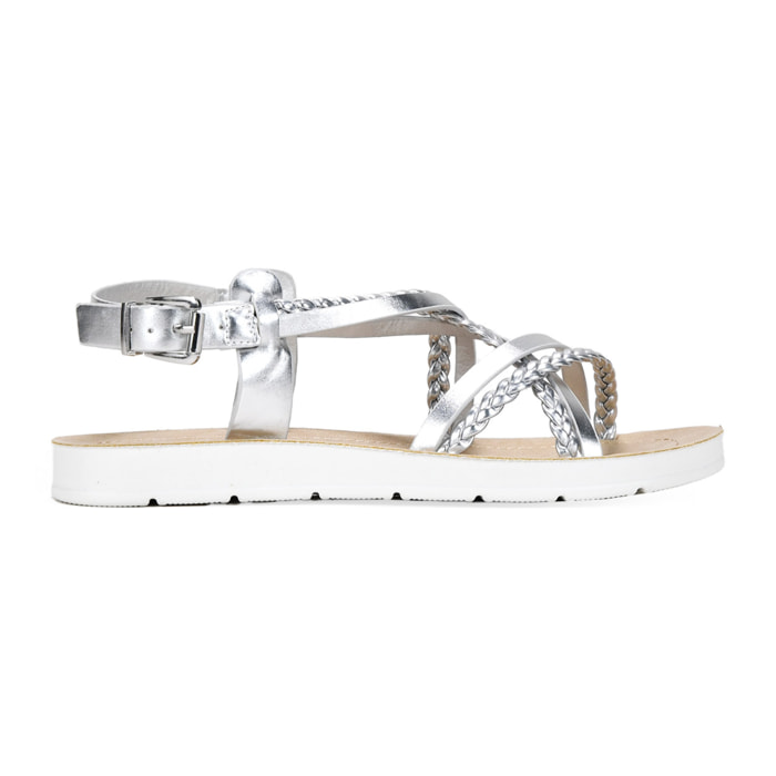 Sandalias planas plateadas con hebilla