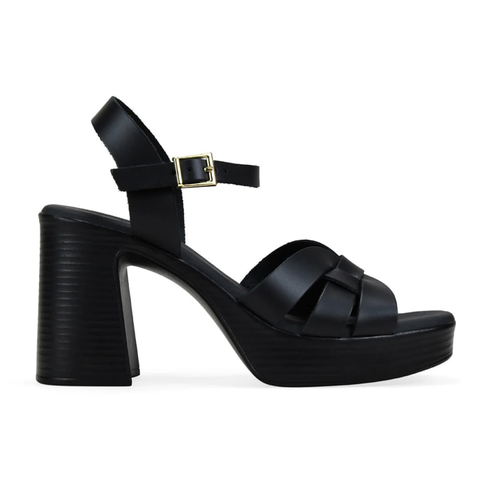 Sandalias de tacón negras en piel con plataforma