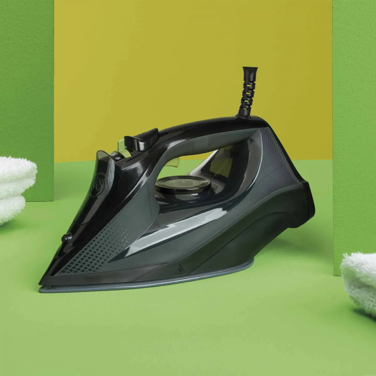 Plancha de vapor JATA JEPL2401 con suela cerámica. Autolimpieza. Antical. 3000 W