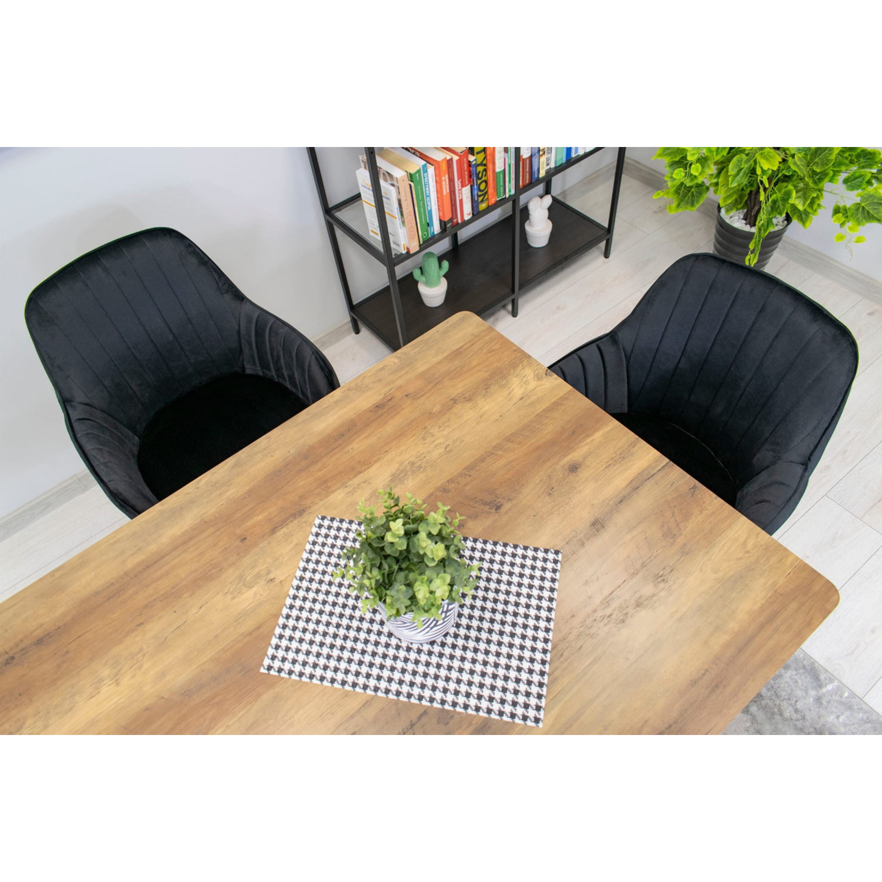 Sedia di design Lugo in velluto nero con gambe in metallo