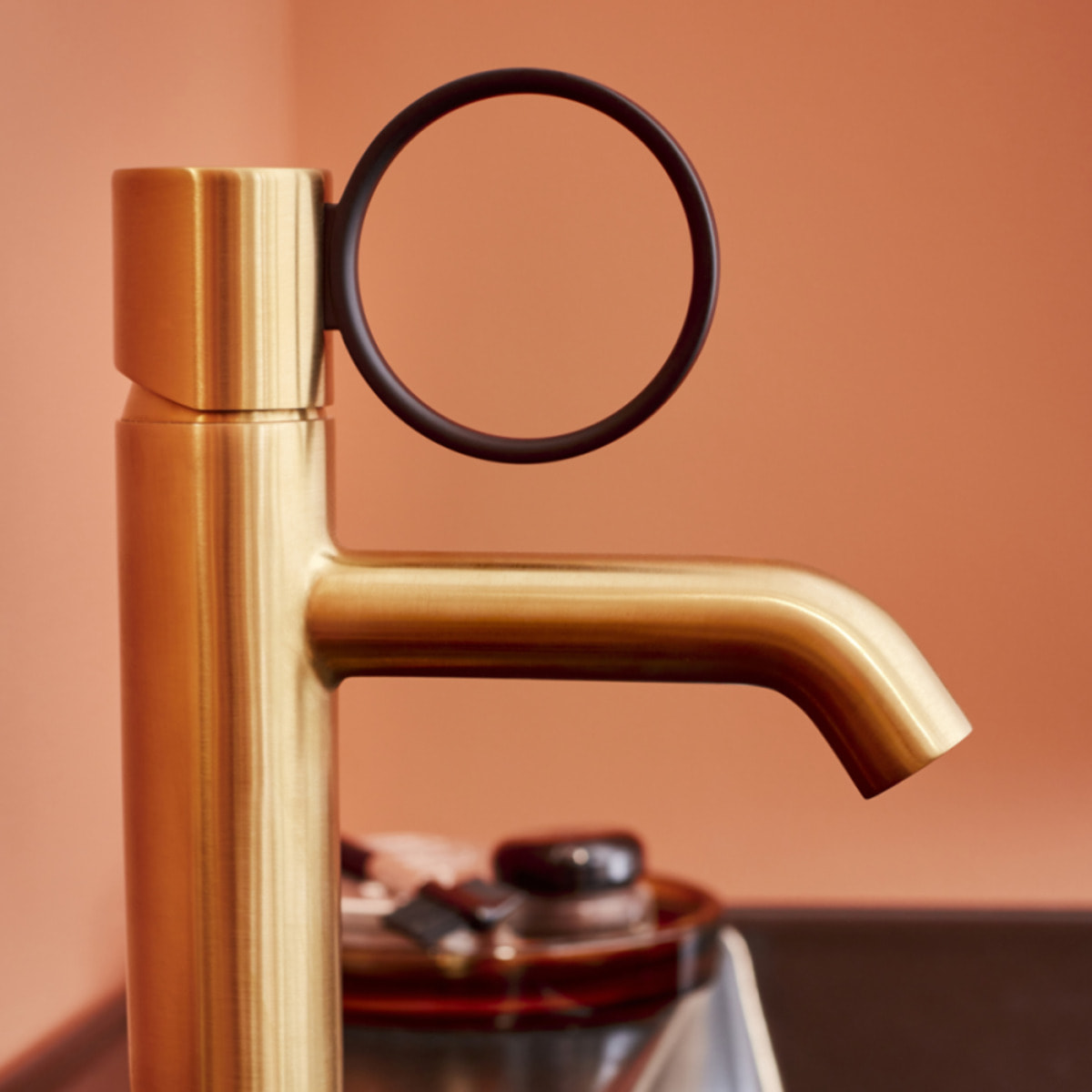 Mitigeur lavabo bas Vivienne laiton brossé avec bague noire mate