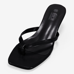 Sandalias de tacón negras con tira de dedo