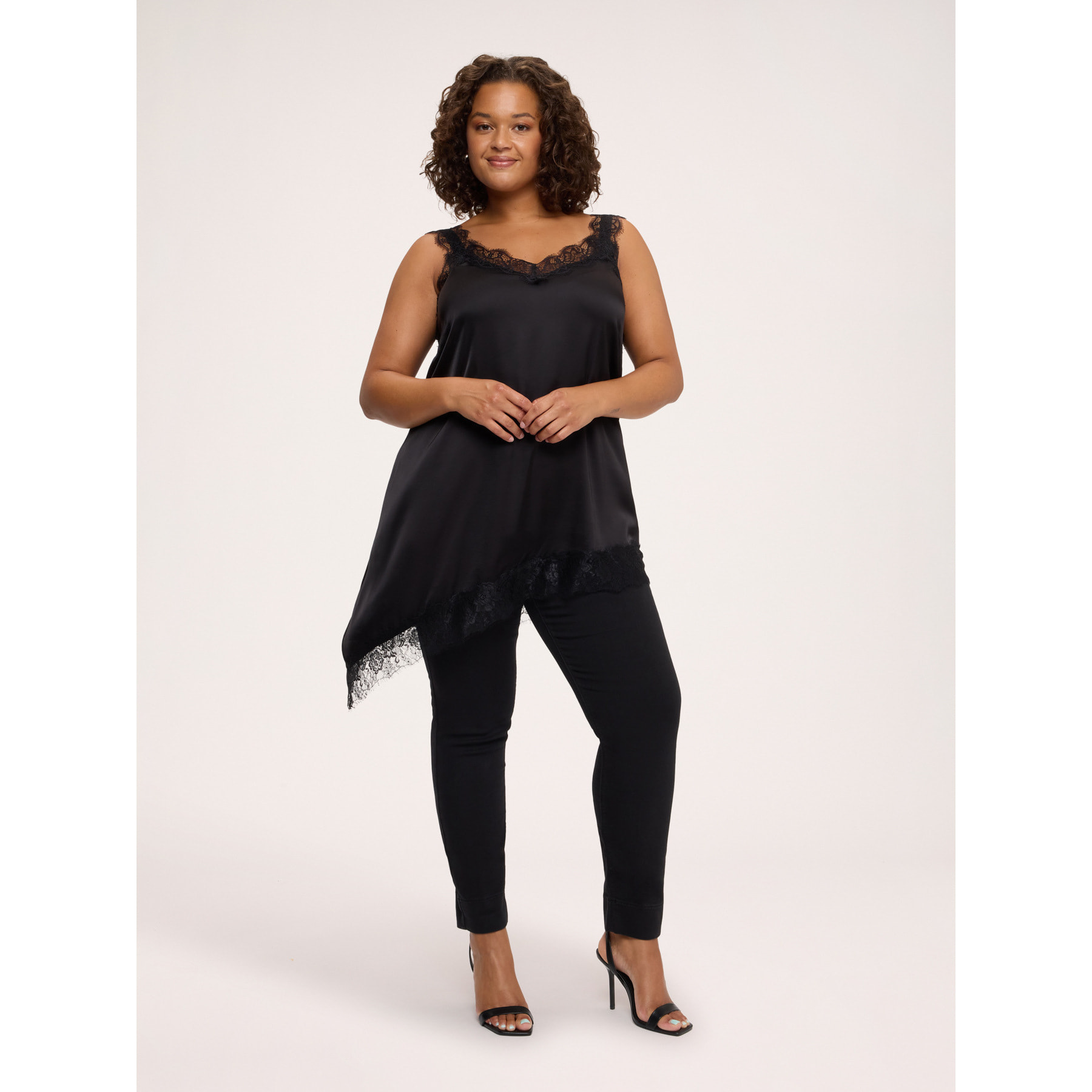 Fiorella Rubino - Jeggings in denim black con tre bottoni - Nero