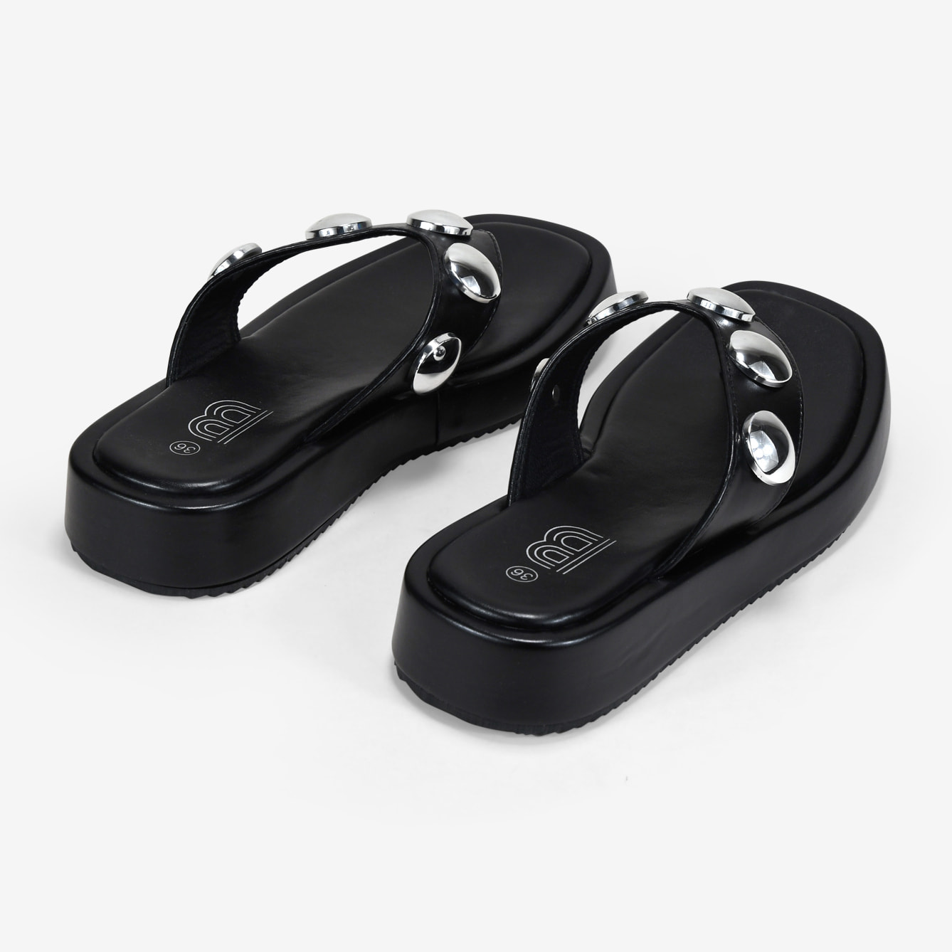 Sandalias de dedo negras con tachuelas