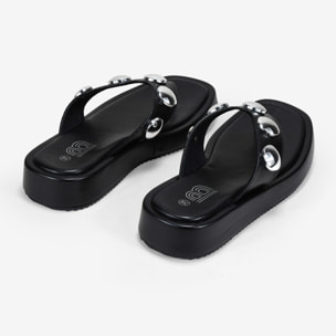 Sandalias de dedo negras con tachuelas