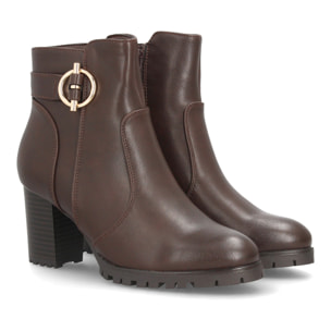 Botines de tacón con hebilla decorativa para mujer.