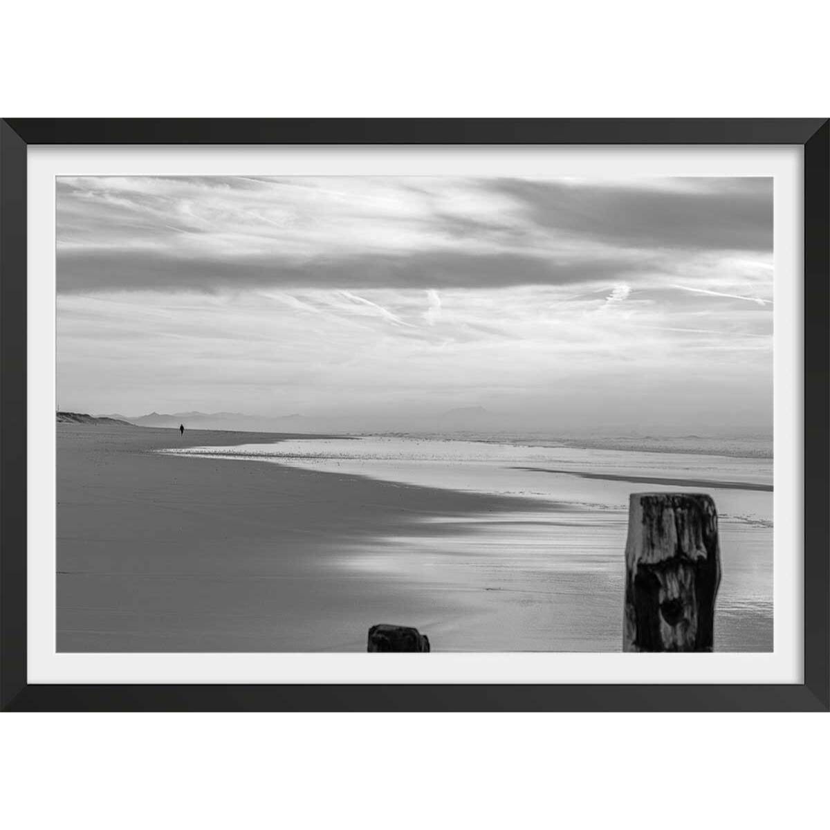 Affiche photo balade sur la plage à hossegor Affiche + cadre en bois - Noir