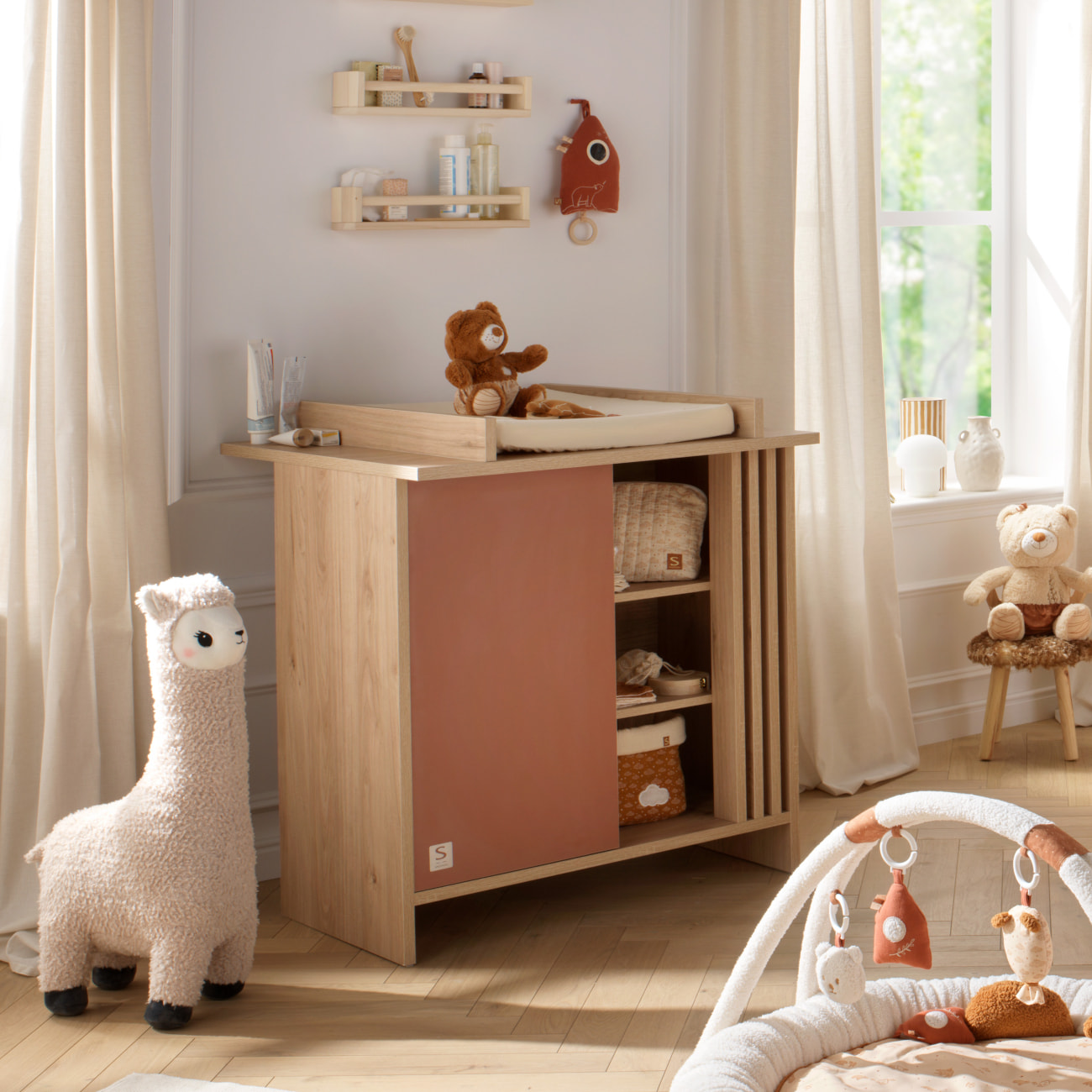 Chambre bébé évolutive Tokyo, Lit 140x70 évolutif et Commode à langer claustra - Chêne suave