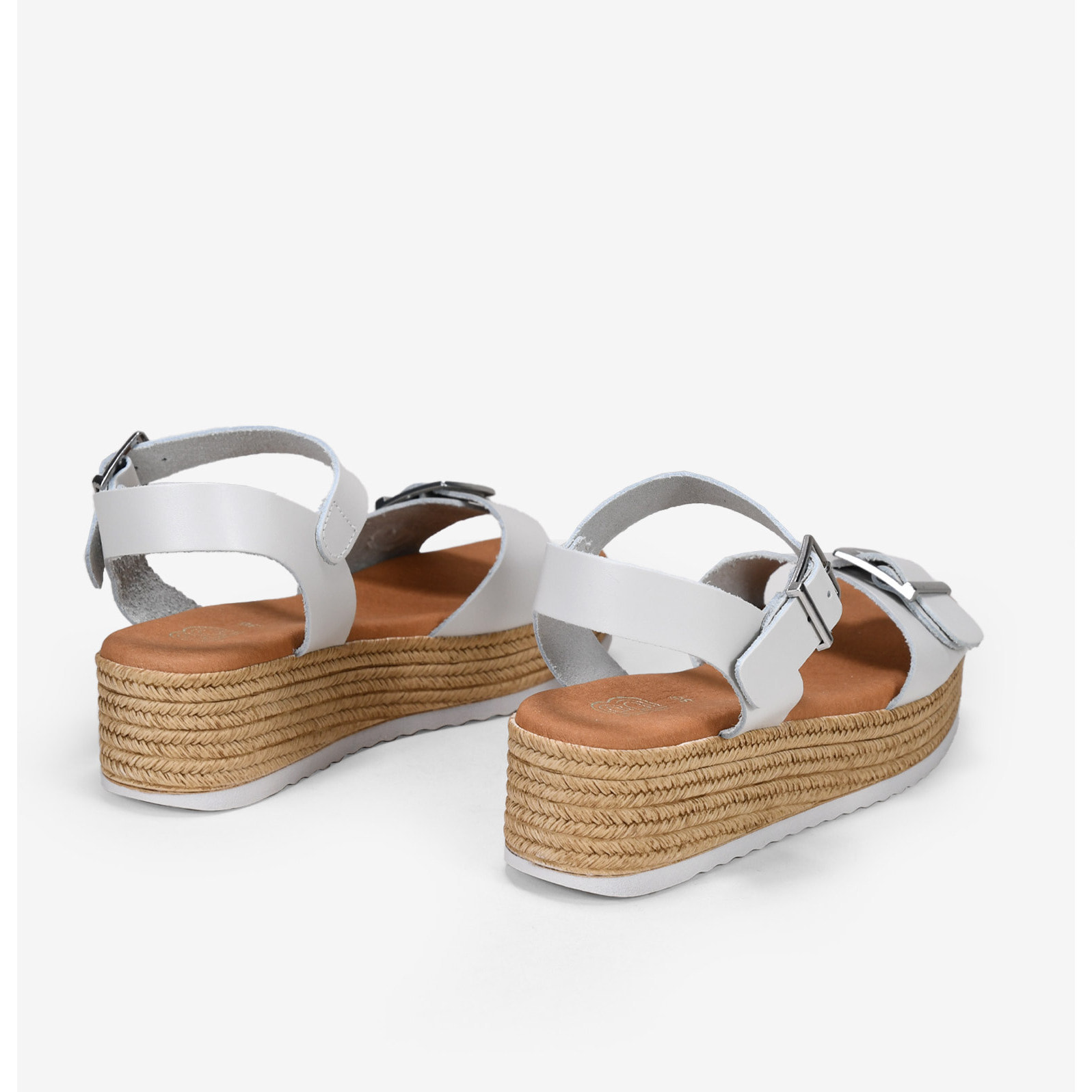 Sandalias de piel blancas con cula de esparto y hebillas