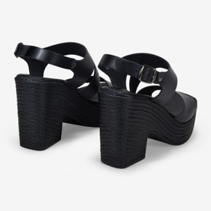 Sandalias de tacón negras en piel con hebilla