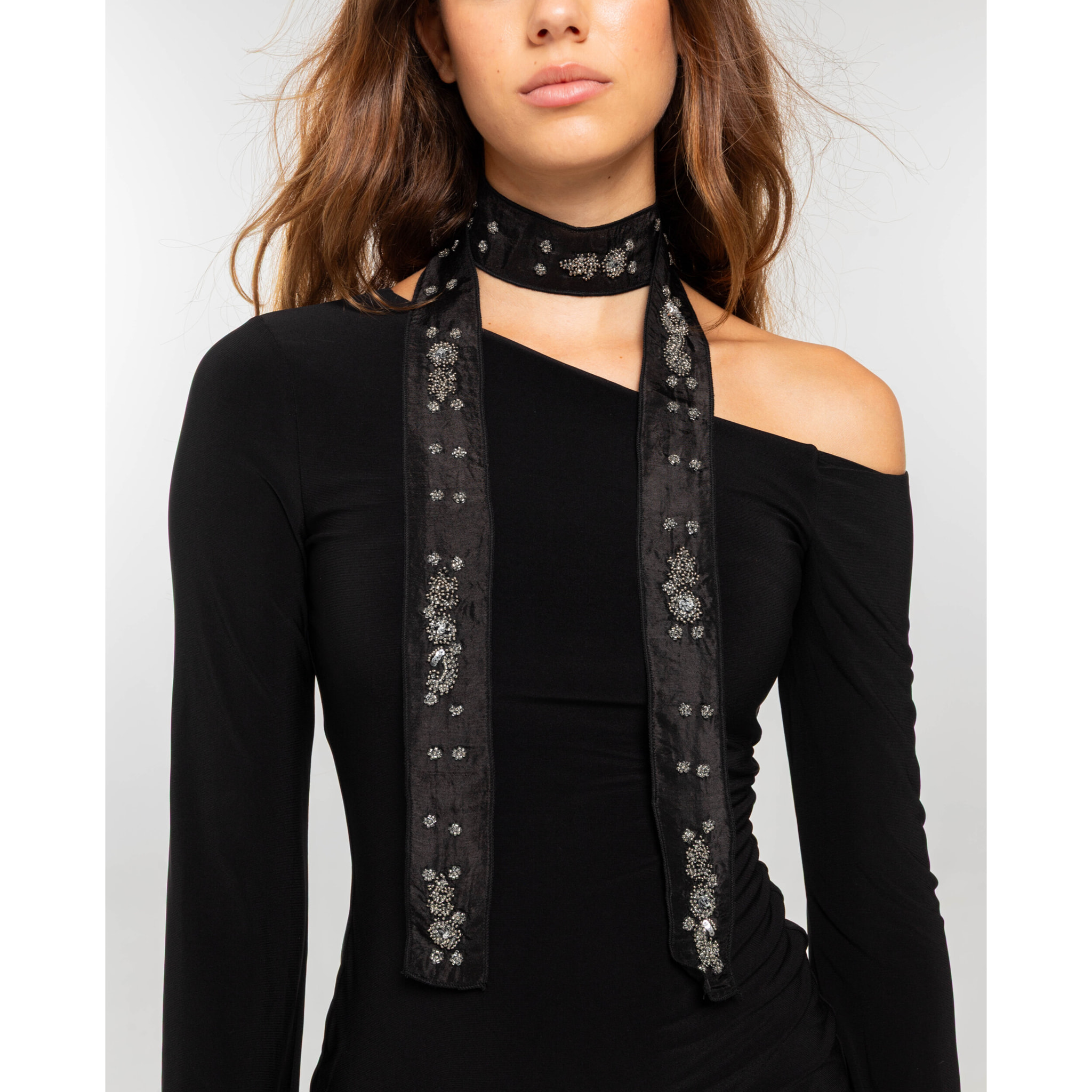 Cinta bordada estilo foulard de mujer
