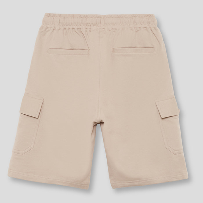 Bermuda cargo de corte regular con bolsillo lateral con solapa, cintura elastica y cordon ajustable | Color: Tostado | Street Monkey