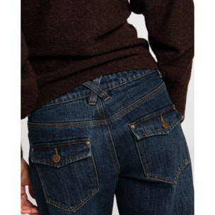 Vaquero azul marino con costura lateral adelantada y abertura en el bajo