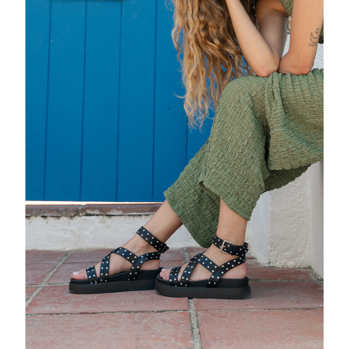 Sandalias de plataforma negras con tachas metálicas