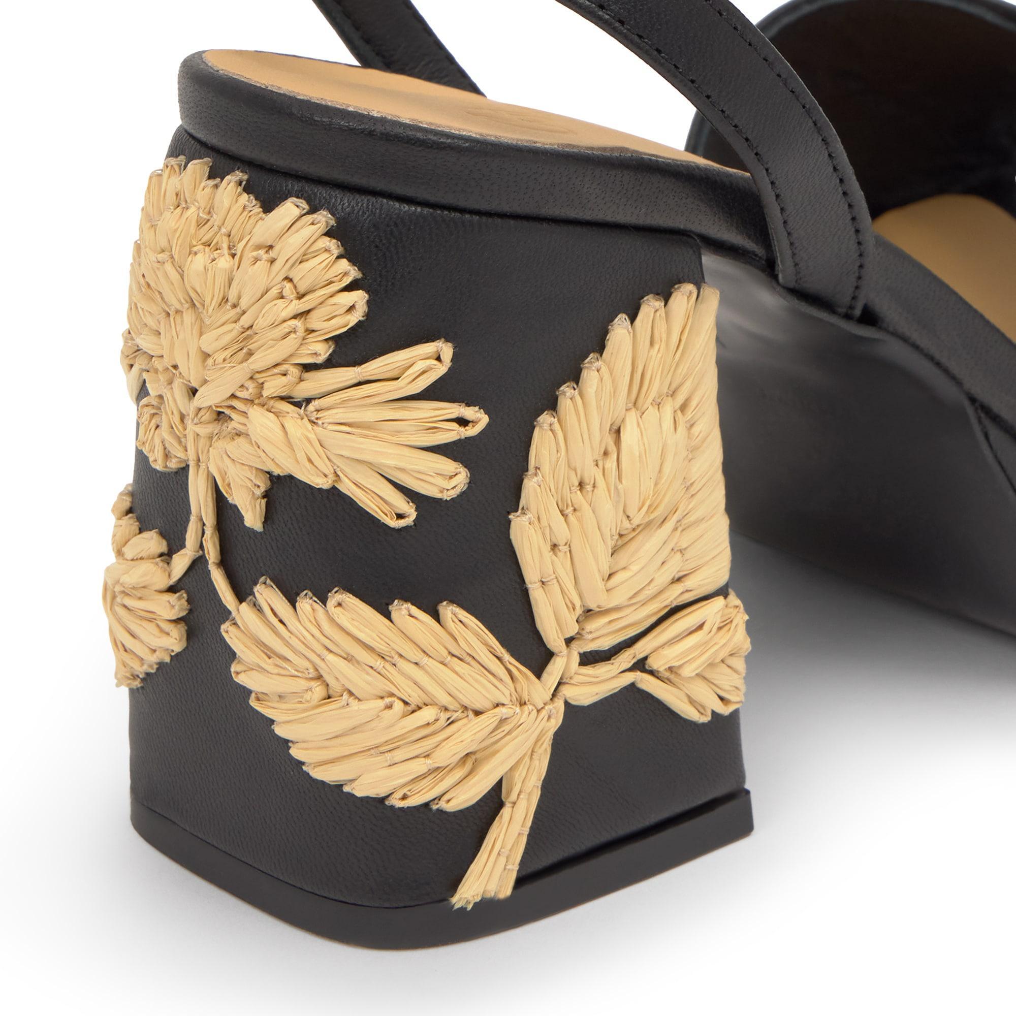 Sandalia Vasilia tacón forrado en napa con motivos florales bordados y hebilla