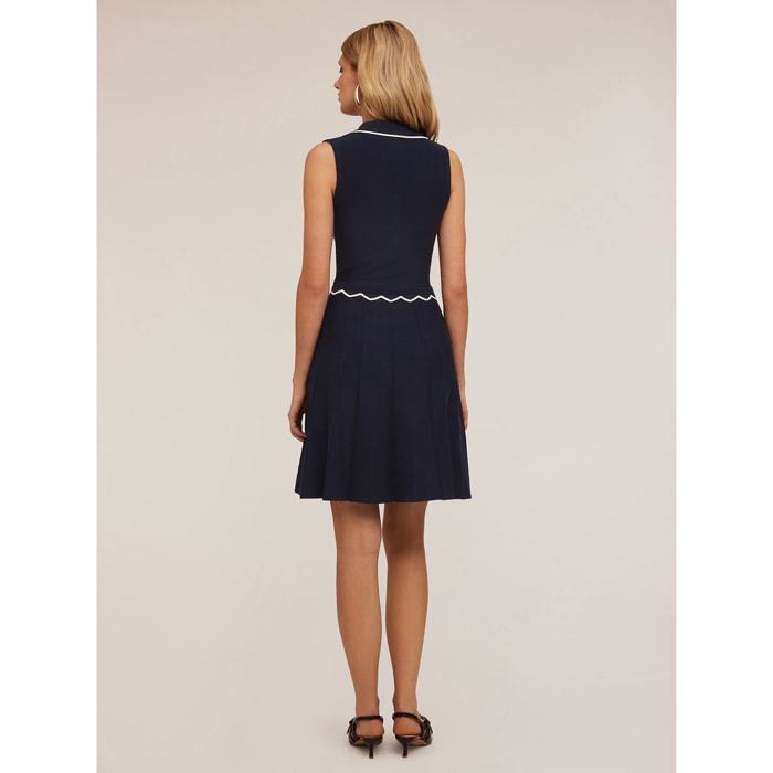 Motivi - Kurzes Strickkleid mit kontrastfarbenen Kanten - Azul