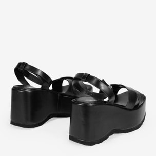 Sandalias con plataforma negras y pulsera en el tobillo