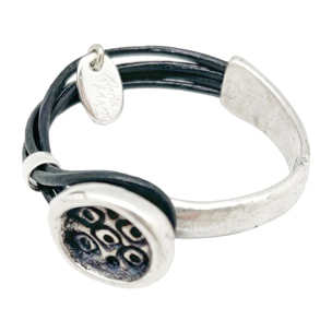 Pulsera media rígida en botón grabado y cuero negro plata chapado