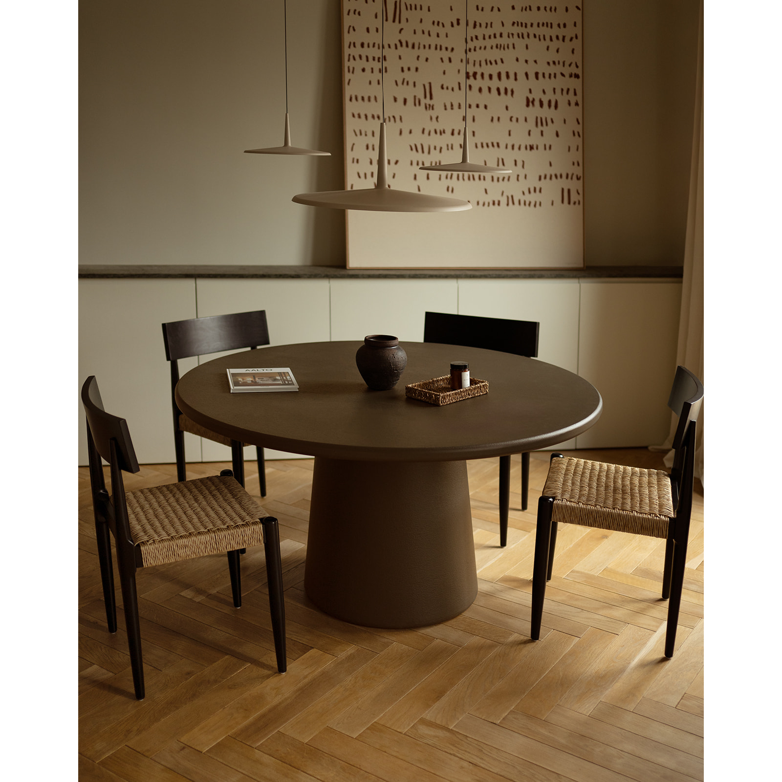 Table de salle à manger ronde en microciment ton marron en différentes tailles