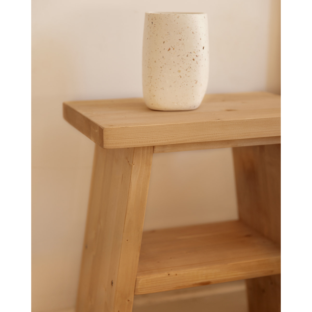 Table de chevet ou table d'appoint en bois massif ton chêne moyen 45x39cm Hauteur: 45 Longueur: 39 Largeur: 25