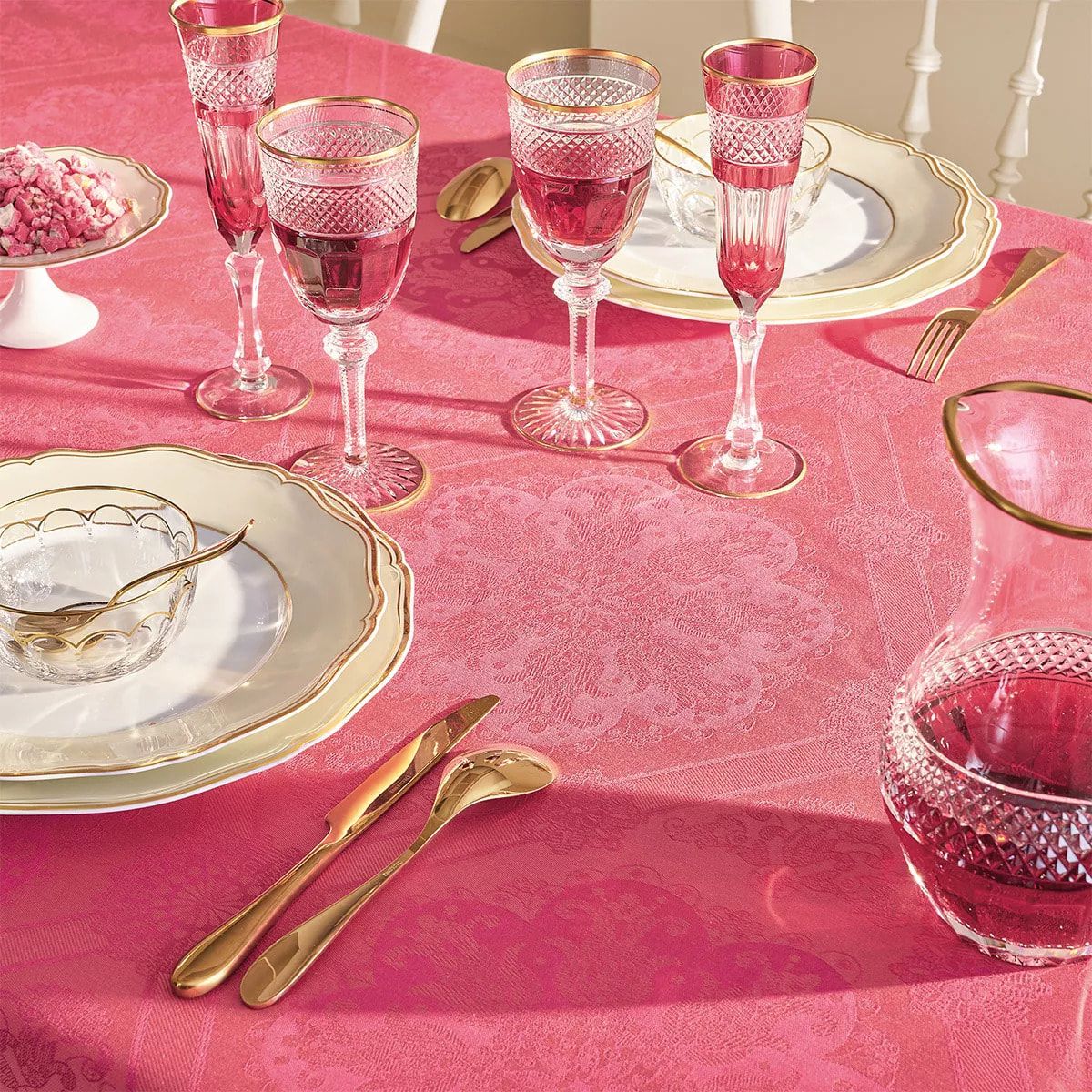 Nappe enduite jacquard Mille rosaces framboise