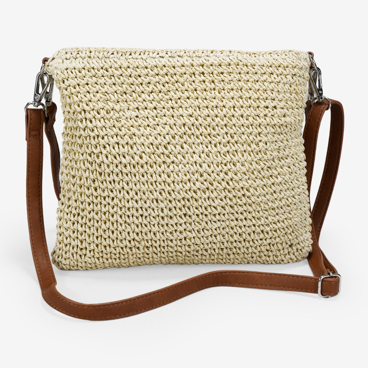 Bolso con solapa beige en esparto