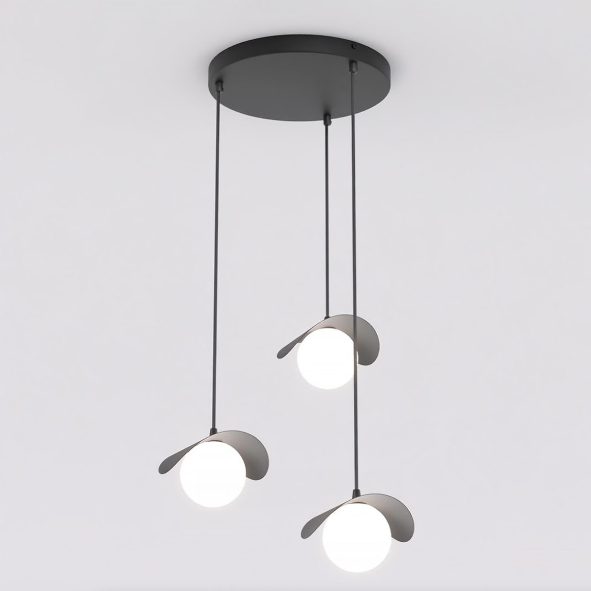 Lampada a sospensione Ritual a tre luci in acciaio nero e vetro