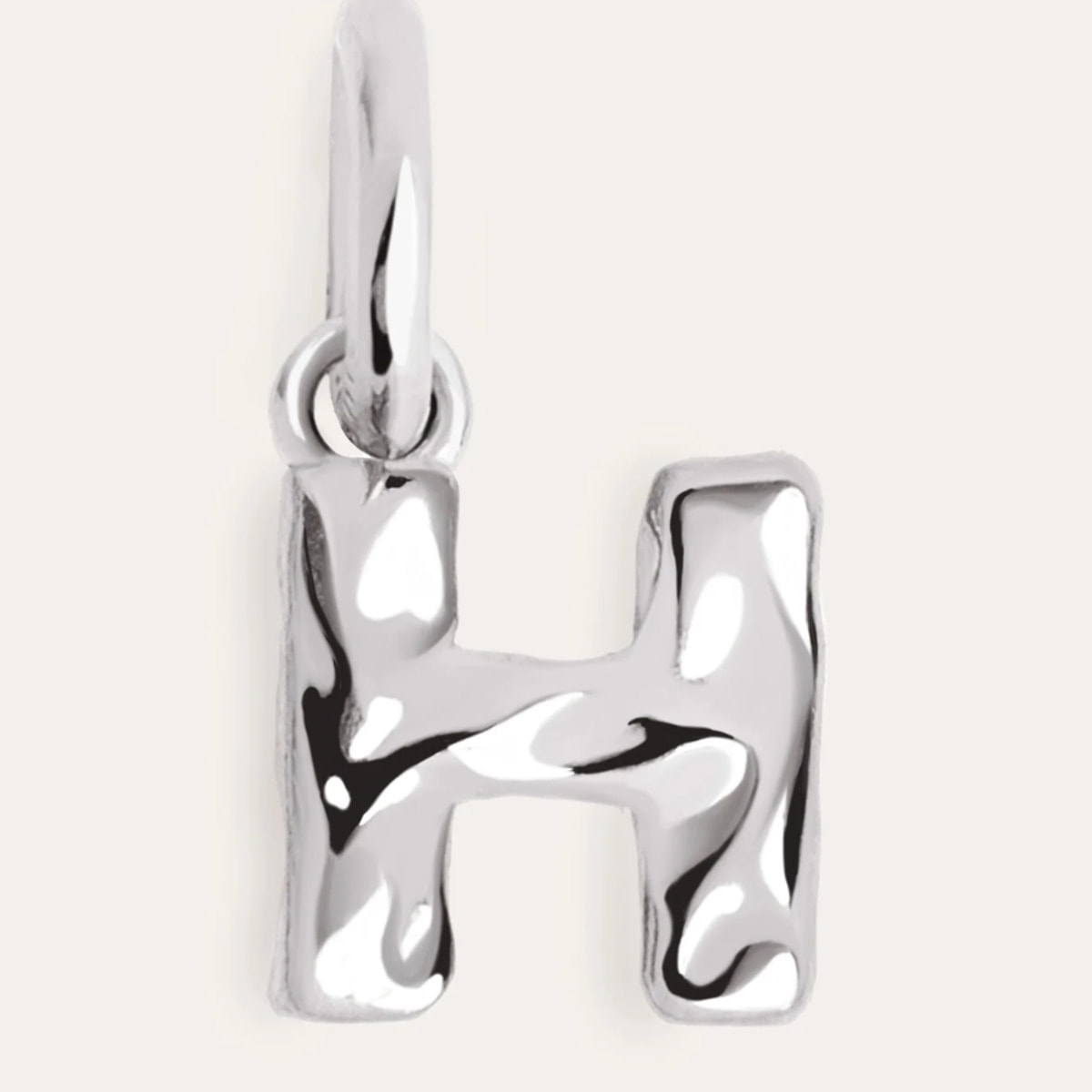 Charm Letter Organic in Argento