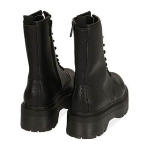 Anfibi neri bottalati