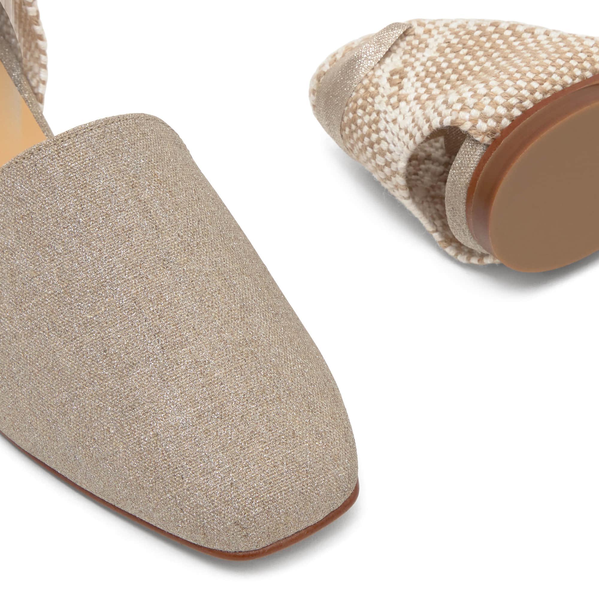 Alpargata plana Gilda en lino metalizado con cierre de lazo