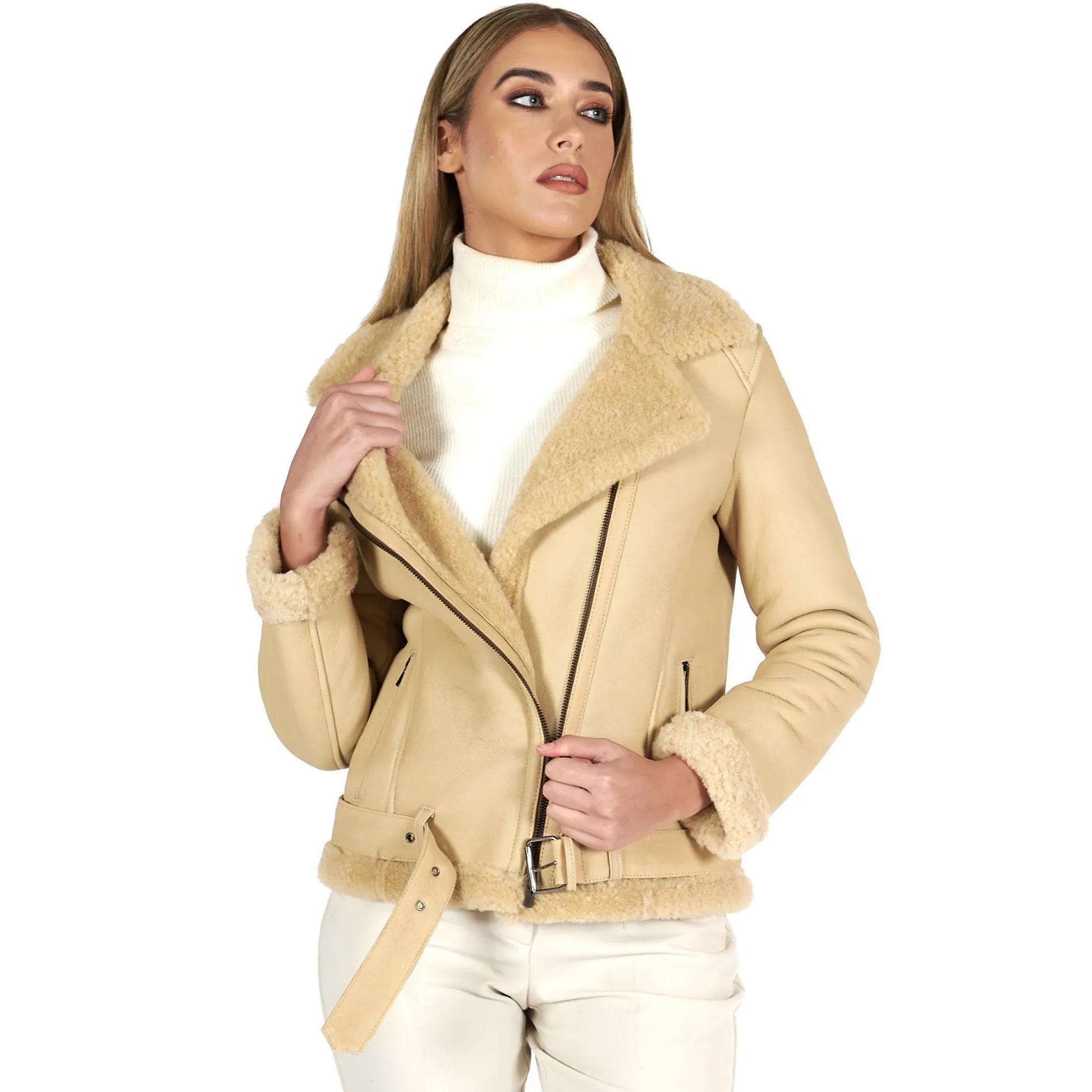 Montone shearling beige con cintura e cerniera trasversale