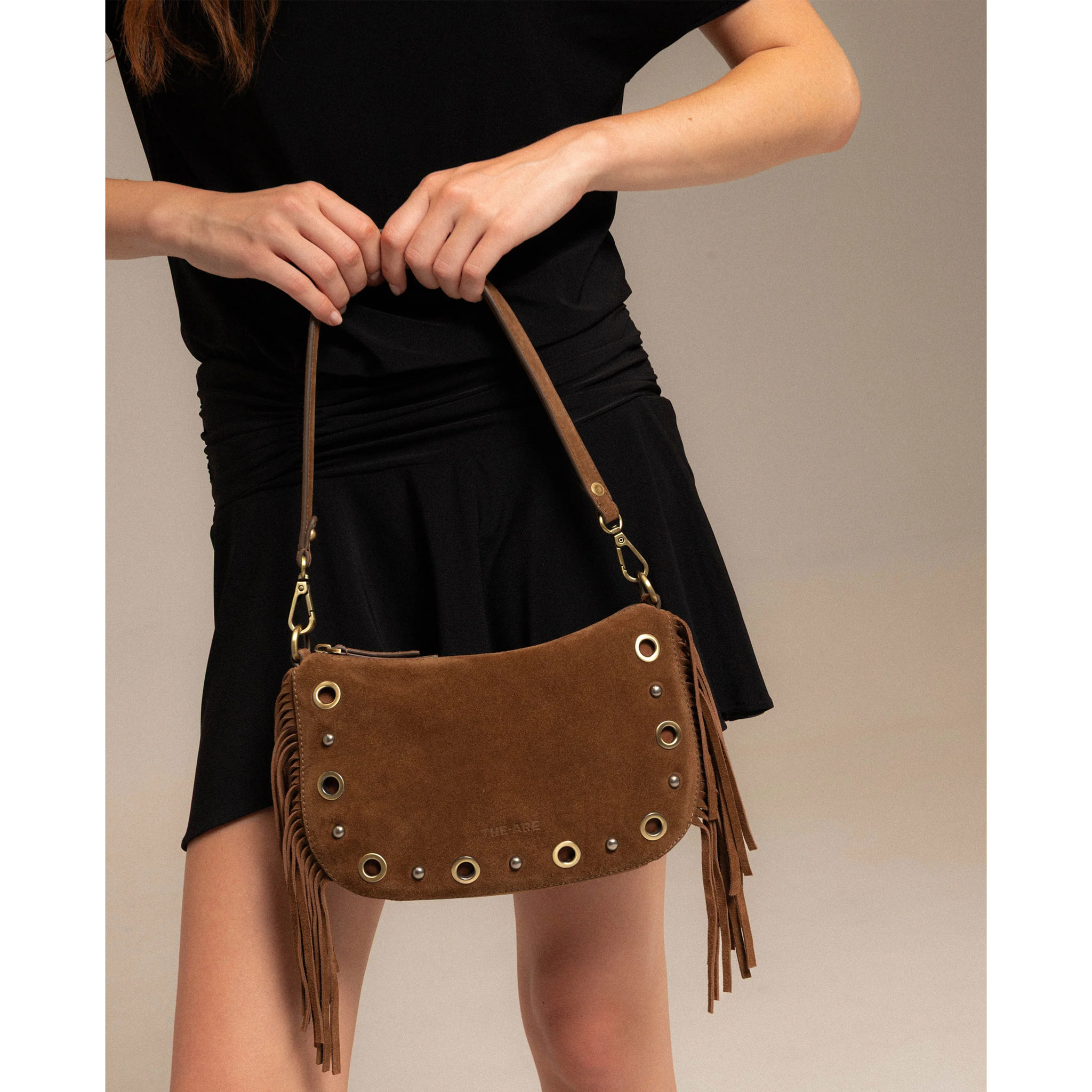 Bolso de ante marrón con flecos y tachuelas doradas