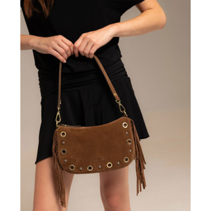 Bolso de ante marrón con flecos y tachuelas doradas