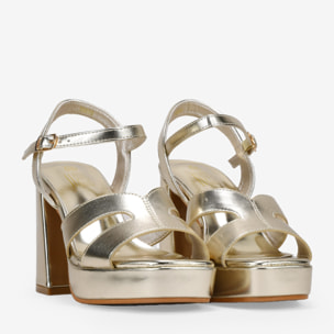 Sandalias de tacón doradas con pulsera y hebilla