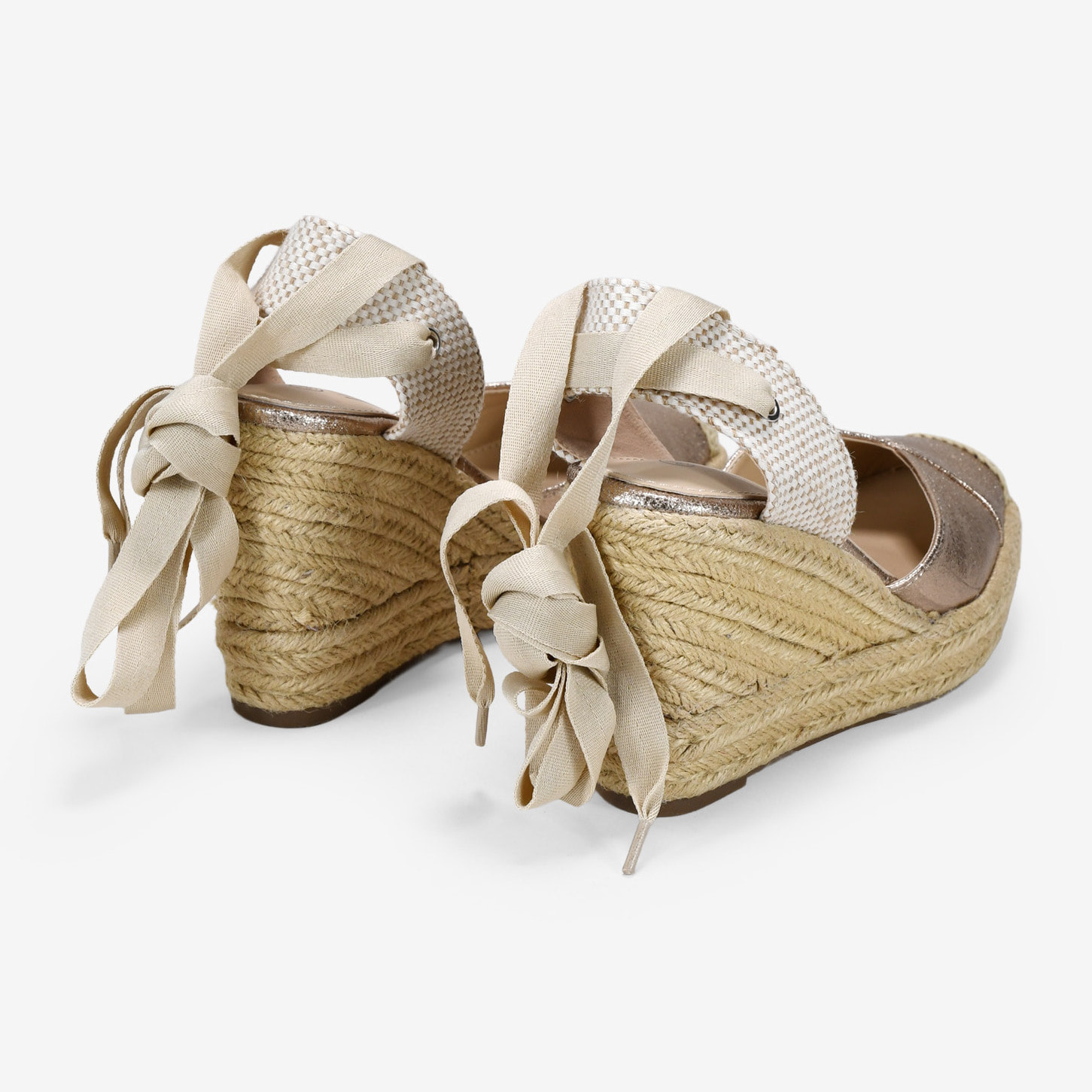 Alpargatas de cuña doradas con esparto y lazada