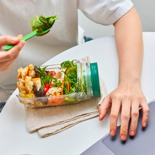 Fiambrera de 1000ml con diseño de botella. Con aperturas superior y lateral.