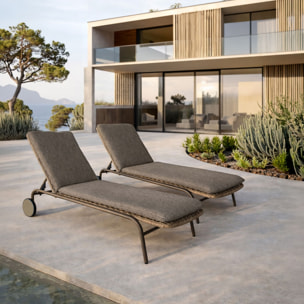 Lot de 2 chaises longues à roulettes en aluminium et tissu moka MADRAGUE