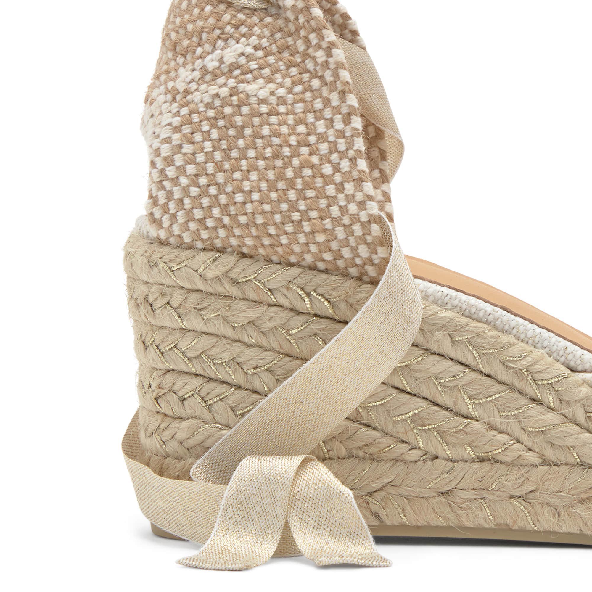 Alpargata de cuña Carina en lino metalizado con cierre de cintas