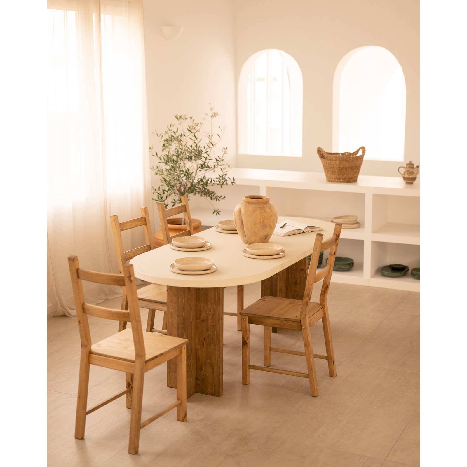 Table de salle à manger ovale en microciment blanc cassé avec pieds en chêne foncé en différentes tailles