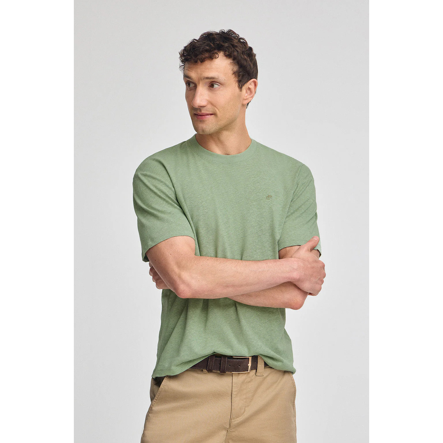 Camiseta verde jade en lino y algodón de cuello redondo y monograma bordado