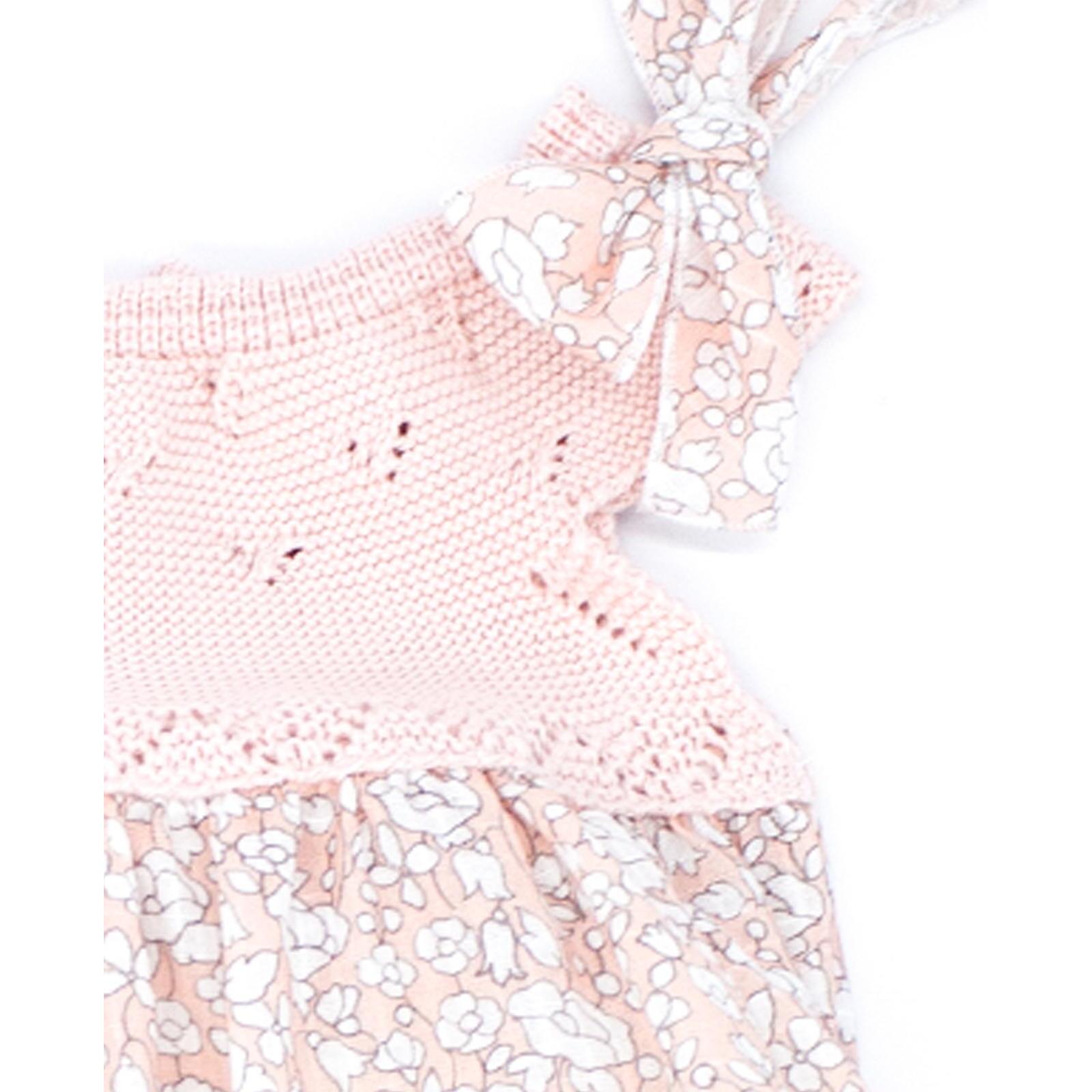 Pelele estampado de flores rosas y cuerpo de punto, lazos en el hombro.